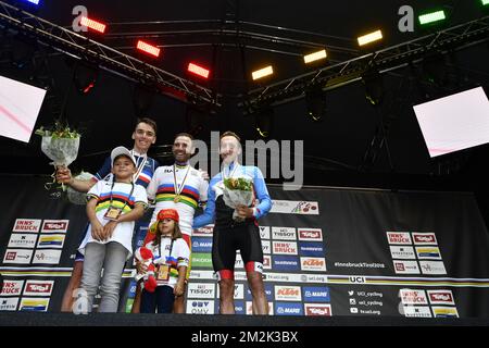 Silbermedaillengewinner French Romain Bardet von AG2R La Mondiale, Goldmedaillengewinner Spaniens Alejandro Valverde vom Movistar Team und Bronzemedaillengewinner Kanadier Michael Woods von EF Education First – Drapac Cannondale feiern auf dem Podium des Straßenrennen der Herren das UCI Road World Championships Cycling 2018 in Innsbruck, Tirol, Österreich, Sonntag, Den 30. September 2018. Die diesjährigen Welten finden vom 22. Bis 30. September statt. BELGA FOTO ERIC LALMAND Stockfoto