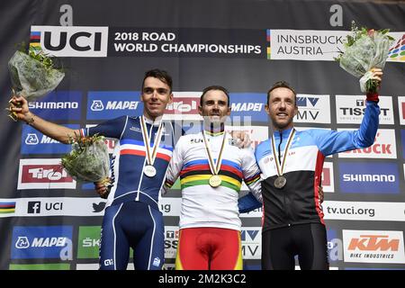 Silbermedaillengewinner French Romain Bardet von AG2R La Mondiale, Goldmedaillengewinner Spaniens Alejandro Valverde vom Movistar Team und Bronzemedaillengewinner Kanadier Michael Woods von EF Education First – Drapac Cannondale feiern auf dem Podium des Straßenrennen der Herren das UCI Road World Championships Cycling 2018 in Innsbruck, Tirol, Österreich, Sonntag, Den 30. September 2018. Die diesjährigen Welten finden vom 22. Bis 30. September statt. BELGA FOTO ERIC LALMAND Stockfoto