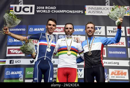 Silbermedaillengewinner French Romain Bardet von AG2R La Mondiale, Goldmedaillengewinner Spaniens Alejandro Valverde vom Movistar Team und Bronzemedaillengewinner Kanadier Michael Woods von EF Education First – Drapac Cannondale feiern auf dem Podium des Straßenrennen der Herren das UCI Road World Championships Cycling 2018 in Innsbruck, Tirol, Österreich, Sonntag, Den 30. September 2018. Die diesjährigen Welten finden vom 22. Bis 30. September statt. BELGA FOTO ERIC LALMAND Stockfoto