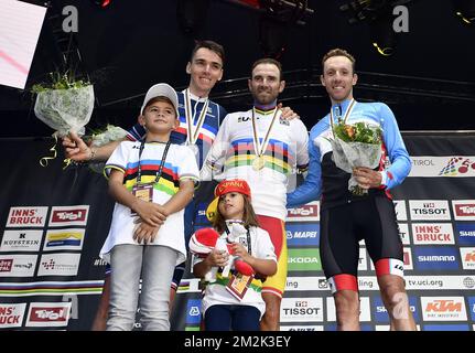 Silbermedaillengewinner French Romain Bardet von AG2R La Mondiale, Goldmedaillengewinner Spaniens Alejandro Valverde vom Movistar Team und Bronzemedaillengewinner Kanadier Michael Woods von EF Education First – Drapac Cannondale feiern auf dem Podium des Straßenrennen der Herren das UCI Road World Championships Cycling 2018 in Innsbruck, Tirol, Österreich, Sonntag, Den 30. September 2018. Die diesjährigen Welten finden vom 22. Bis 30. September statt. BELGA FOTO ERIC LALMAND Stockfoto