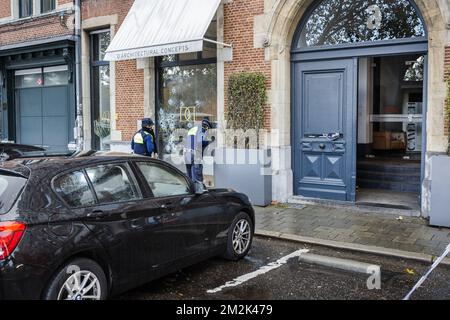 Abbildung zeigt die Kugeln im Büro für Architekturkonzepte „D“ entlang Vlaamsekaai in Antwerpen, Montag, den 01. Oktober 2018. In der Nacht gab es Schüsse und etwa 20 Kugeln in den Fenstern. Dieser Cuold hängt mit dem Fall von Dennis T. zusammen, einem Hooligan des Royal Antwerpen FC Fußballvereins, der im Gefängnis sitzt. BELGA FOTO WIM KEMPENAERS Stockfoto