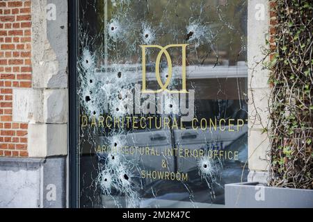 Abbildung zeigt die Kugeln im Büro für Architekturkonzepte „D“ entlang Vlaamsekaai in Antwerpen, Montag, den 01. Oktober 2018. In der Nacht gab es Schüsse und etwa 20 Kugeln in den Fenstern. Dieser Cuold hängt mit dem Fall von Dennis T. zusammen, einem Hooligan des Royal Antwerpen FC Fußballvereins, der im Gefängnis sitzt. BELGA FOTO WIM KEMPENAERS Stockfoto