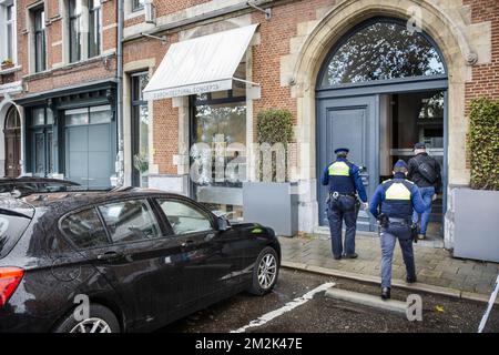 Abbildung zeigt die Kugeln im Büro für Architekturkonzepte „D“ entlang Vlaamsekaai in Antwerpen, Montag, den 01. Oktober 2018. In der Nacht gab es Schüsse und etwa 20 Kugeln in den Fenstern. Dieser Cuold hängt mit dem Fall von Dennis T. zusammen, einem Hooligan des Royal Antwerpen FC Fußballvereins, der im Gefängnis sitzt. BELGA FOTO WIM KEMPENAERS Stockfoto