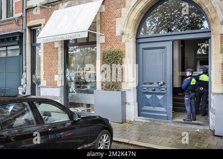 Abbildung zeigt die Kugeln im Büro für Architekturkonzepte „D“ entlang Vlaamsekaai in Antwerpen, Montag, den 01. Oktober 2018. In der Nacht gab es Schüsse und etwa 20 Kugeln in den Fenstern. Dieser Cuold hängt mit dem Fall von Dennis T. zusammen, einem Hooligan des Royal Antwerpen FC Fußballvereins, der im Gefängnis sitzt. BELGA FOTO WIM KEMPENAERS Stockfoto