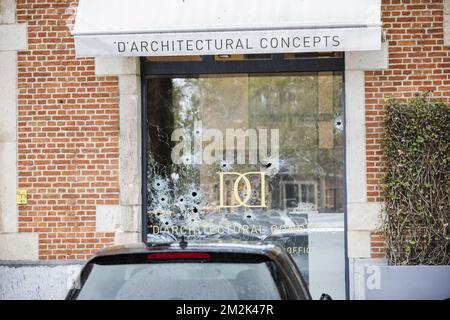 Abbildung zeigt die Kugeln im Büro für Architekturkonzepte „D“ entlang Vlaamsekaai in Antwerpen, Montag, den 01. Oktober 2018. In der Nacht gab es Schüsse und etwa 20 Kugeln in den Fenstern. Dieser Cuold hängt mit dem Fall von Dennis T. zusammen, einem Hooligan des Royal Antwerpen FC Fußballvereins, der im Gefängnis sitzt. BELGA FOTO WIM KEMPENAERS Stockfoto