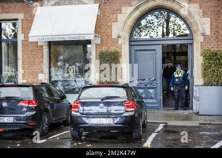 Abbildung zeigt die Kugeln im Büro für Architekturkonzepte „D“ entlang Vlaamsekaai in Antwerpen, Montag, den 01. Oktober 2018. In der Nacht gab es Schüsse und etwa 20 Kugeln in den Fenstern. Dieser Cuold hängt mit dem Fall von Dennis T. zusammen, einem Hooligan des Royal Antwerpen FC Fußballvereins, der im Gefängnis sitzt. BELGA FOTO WIM KEMPENAERS Stockfoto