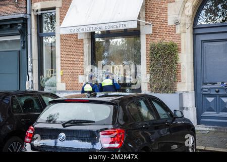 Abbildung zeigt die Kugeln im Büro für Architekturkonzepte „D“ entlang Vlaamsekaai in Antwerpen, Montag, den 01. Oktober 2018. In der Nacht gab es Schüsse und etwa 20 Kugeln in den Fenstern. Dieser Cuold hängt mit dem Fall von Dennis T. zusammen, einem Hooligan des Royal Antwerpen FC Fußballvereins, der im Gefängnis sitzt. BELGA FOTO WIM KEMPENAERS Stockfoto