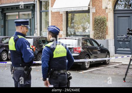 Abbildung zeigt die Kugeln im Büro für Architekturkonzepte „D“ entlang Vlaamsekaai in Antwerpen, Montag, den 01. Oktober 2018. In der Nacht gab es Schüsse und etwa 20 Kugeln in den Fenstern. Dieser Cuold hängt mit dem Fall von Dennis T. zusammen, einem Hooligan des Royal Antwerpen FC Fußballvereins, der im Gefängnis sitzt. BELGA FOTO WIM KEMPENAERS Stockfoto