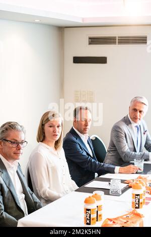 (L-R) CEO van Boels Rental Pierre Boels, belgischer Radfahrer Jolien D'hoore, Teamleiterin des niederländischen Radsportteams Boels-Dolmans Danny Stam und Generaldirektor der Dolmans Landschaftsbaugruppe Erwin Janssen, die auf einer Pressekonferenz des niederländischen Radsportteams Boels-Dolmans vorgestellt wurde und die Unterzeichnung eines belgischen Radfahrers in Antwerpen ankündigte; Mittwoch, 03. Oktober 2018 BELGA FOTO JONAS ROOSENS Stockfoto