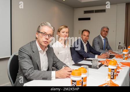 (L-R) CEO van Boels Rental Pierre Boels, belgischer Radfahrer Jolien D'hoore, Teamleiterin des niederländischen Radsportteams Boels-Dolmans Danny Stam und Generaldirektor der Dolmans Landschaftsbaugruppe Erwin Janssen, die auf einer Pressekonferenz des niederländischen Radsportteams Boels-Dolmans vorgestellt wurde und die Unterzeichnung eines belgischen Radfahrers in Antwerpen ankündigte; Mittwoch, 03. Oktober 2018 BELGA FOTO JONAS ROOSENS Stockfoto