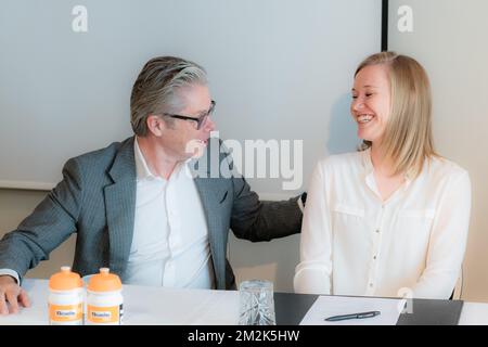 (L-R) Geschäftsführer van Boels Rental Pierre Boels und belgischer Radfahrer Jolien D'hoore, Foto einer Pressekonferenz der niederländischen Radsportmannschaft Boels-Dolmans, in der die Unterzeichnung eines belgischen Radfahrers am Mittwoch, den 03. Oktober 2018, in Antwerpen bekanntgegeben wurde. BELGA FOTO JONAS ROOSENS Stockfoto