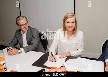 (L-R) CEO van Boels Rental Pierre Boels sieht zu, wie die belgische Radfahrerin Jolien D'hoore ihren Vertrag auf einer Pressekonferenz der niederländischen Radsportmannschaft Boels-Dolmans unterzeichnet und die Unterzeichnung eines belgischen Radfahrers am Mittwoch, den 03. Oktober 2018 in Antwerpen ankündigt. BELGA FOTO JONAS ROOSENS Stockfoto