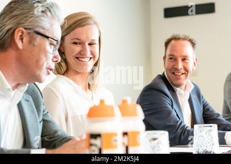 (L-R) CEO van Boels Rental Pierre Boels, belgischer Radfahrer Jolien D'hoore und Teamleiter der niederländischen Radsportmannschaft Boels-Dolmans Danny Stam, das auf einer Pressekonferenz der niederländischen Radsportmannschaft Boels-Dolmans vorgestellt wurde und die Unterzeichnung eines belgischen Radfahrers in Antwerpen am Mittwoch, den 03. Oktober 2018 ankündigte. BELGA FOTO JONAS ROOSENS Stockfoto