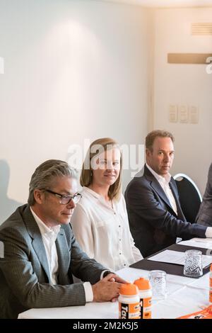 (L-R) CEO van Boels Rental Pierre Boels, belgischer Radfahrer Jolien D'hoore und Teamleiter der niederländischen Radsportmannschaft Boels-Dolmans Danny Stam, das auf einer Pressekonferenz der niederländischen Radsportmannschaft Boels-Dolmans vorgestellt wurde und die Unterzeichnung eines belgischen Radfahrers in Antwerpen am Mittwoch, den 03. Oktober 2018 ankündigte. BELGA FOTO JONAS ROOSENS Stockfoto