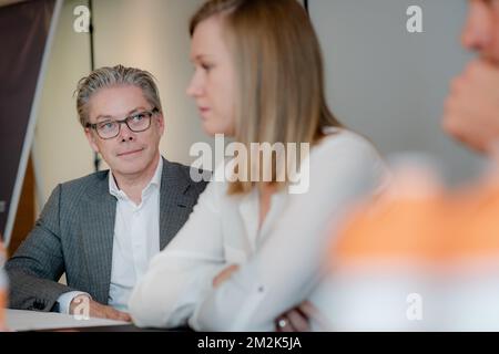 (L-R) Geschäftsführer van Boels Rental Pierre Boels und belgischer Radfahrer Jolien D'hoore, Foto einer Pressekonferenz der niederländischen Radsportmannschaft Boels-Dolmans, in der die Unterzeichnung eines belgischen Radfahrers am Mittwoch, den 03. Oktober 2018, in Antwerpen bekanntgegeben wurde. BELGA FOTO JONAS ROOSENS Stockfoto