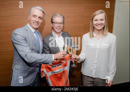 (L-R) Generaldirektorin der Dolmans-Landschaftsgruppe Erwin Janssen, CEO van Boels Rental Pierre Boels und belgischer Radfahrer Jolien D'hoore, stoßen auf einer Pressekonferenz der niederländischen Radsportmannschaft Boels-Dolmans an, in der die Unterzeichnung eines belgischen Radfahrers am Mittwoch, den 03. Oktober 2018, in Antwerpen angekündigt wird. BELGA FOTO JONAS ROOSENS Stockfoto