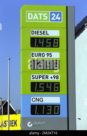 Die Abbildung zeigt die Preise für Diesel und Benzin an einer Tankstelle in Brüssel am Freitag, den 05. Oktober 2018. In Belgien liegt der Dieselpreis inzwischen über Euro95 Goliven. BELGA FOTO NICOLAS MAETERLINCK Stockfoto