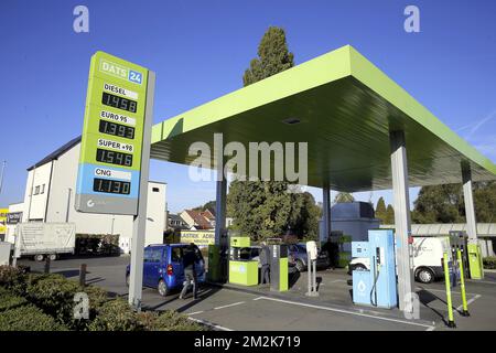 Die Abbildung zeigt die Preise für Diesel und Benzin an einer Tankstelle in Brüssel am Freitag, den 05. Oktober 2018. In Belgien liegt der Dieselpreis inzwischen über Euro95 Goliven. BELGA FOTO NICOLAS MAETERLINCK Stockfoto