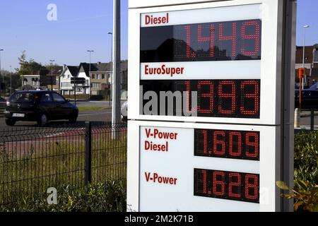 Die Abbildung zeigt die Preise für Diesel und Benzin an einer Tankstelle in Brüssel am Freitag, den 05. Oktober 2018. In Belgien liegt der Dieselpreis inzwischen über Euro95 Goliven. BELGA FOTO NICOLAS MAETERLINCK Stockfoto