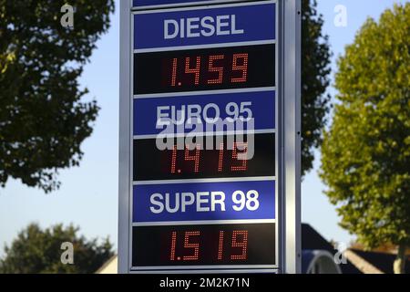 Die Abbildung zeigt die Preise für Diesel und Benzin an einer Tankstelle in Brüssel am Freitag, den 05. Oktober 2018. In Belgien liegt der Dieselpreis inzwischen über Euro95 Goliven. BELGA FOTO NICOLAS MAETERLINCK Stockfoto