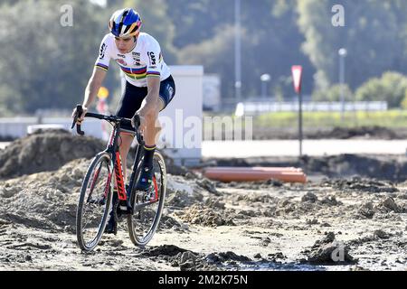 Der belgische Wout Van Aert fährt nach einer Pressekonferenz des Cyclocross-Weltmeisters auf seinem Fahrrad, um sein neues Cyclocross-Team am Freitag, den 05. Oktober 2018 in Sint-Katelijne-Waver vorzustellen. Wout van Aert trat Anfang dieser Woche aus seinem Team Verandas Willems-Crelan zurück. Sein neues Team heißt Cibel-Cebon Offroad. BELGA FOTO DIRK WAEM Stockfoto