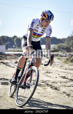 Der belgische Wout Van Aert fährt nach einer Pressekonferenz des Cyclocross-Weltmeisters auf seinem Fahrrad, um sein neues Cyclocross-Team am Freitag, den 05. Oktober 2018 in Sint-Katelijne-Waver vorzustellen. Wout van Aert trat Anfang dieser Woche aus seinem Team Verandas Willems-Crelan zurück. Sein neues Team heißt Cibel-Cebon Offroad. BELGA FOTO DIRK WAEM Stockfoto
