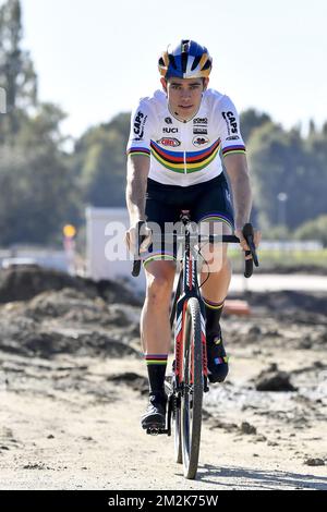 Der belgische Wout Van Aert fährt nach einer Pressekonferenz des Cyclocross-Weltmeisters auf seinem Fahrrad, um sein neues Cyclocross-Team am Freitag, den 05. Oktober 2018 in Sint-Katelijne-Waver vorzustellen. Wout van Aert trat Anfang dieser Woche aus seinem Team Verandas Willems-Crelan zurück. Sein neues Team heißt Cibel-Cebon Offroad. BELGA FOTO DIRK WAEM Stockfoto