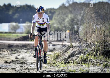 Der belgische Wout Van Aert fährt nach einer Pressekonferenz des Cyclocross-Weltmeisters auf seinem Fahrrad, um sein neues Cyclocross-Team am Freitag, den 05. Oktober 2018 in Sint-Katelijne-Waver vorzustellen. Wout van Aert trat Anfang dieser Woche aus seinem Team Verandas Willems-Crelan zurück. Sein neues Team heißt Cibel-Cebon Offroad. BELGA FOTO DIRK WAEM Stockfoto