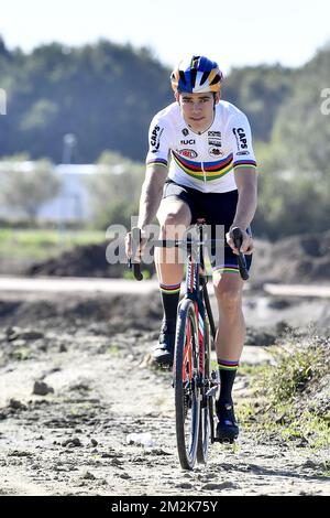 Der belgische Wout Van Aert fährt nach einer Pressekonferenz des Cyclocross-Weltmeisters auf seinem Fahrrad, um sein neues Cyclocross-Team am Freitag, den 05. Oktober 2018 in Sint-Katelijne-Waver vorzustellen. Wout van Aert trat Anfang dieser Woche aus seinem Team Verandas Willems-Crelan zurück. Sein neues Team heißt Cibel-Cebon Offroad. BELGA FOTO DIRK WAEM Stockfoto