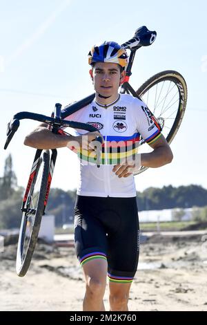 Der belgische Wout Van Aert fährt nach einer Pressekonferenz des Cyclocross-Weltmeisters auf seinem Fahrrad, um sein neues Cyclocross-Team am Freitag, den 05. Oktober 2018 in Sint-Katelijne-Waver vorzustellen. Wout van Aert trat Anfang dieser Woche aus seinem Team Verandas Willems-Crelan zurück. Sein neues Team heißt Cibel-Cebon Offroad. BELGA FOTO DIRK WAEM Stockfoto