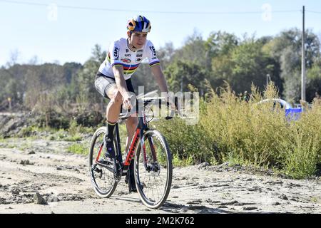 Der belgische Wout Van Aert fährt nach einer Pressekonferenz des Cyclocross-Weltmeisters auf seinem Fahrrad, um sein neues Cyclocross-Team am Freitag, den 05. Oktober 2018 in Sint-Katelijne-Waver vorzustellen. Wout van Aert trat Anfang dieser Woche aus seinem Team Verandas Willems-Crelan zurück. Sein neues Team heißt Cibel-Cebon Offroad. BELGA FOTO DIRK WAEM Stockfoto