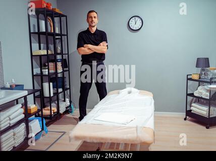 Hübscher Mann, der im Spa-Salon arbeitet, Schönheitskonzept. Stockfoto