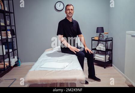 Hübscher Mann, der im Spa-Salon arbeitet, Schönheitskonzept. Stockfoto