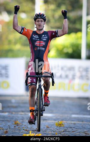 Der belgische Daan Soete feiert, als er die Ziellinie überquert und das männliche Elitenrennen des Cyclocross-Events „Rapencross“ in Lokeren gewinnt, dem vierten Rennen (von 8) im Wettbewerb „Brico Cross“ am Samstag, den 13. Oktober 2018. BELGA FOTO DAVID STOCKMAN Stockfoto