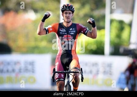 Der belgische Daan Soete feiert, als er die Ziellinie überquert und das männliche Elitenrennen des Cyclocross-Events „Rapencross“ in Lokeren gewinnt, dem vierten Rennen (von 8) im Wettbewerb „Brico Cross“ am Samstag, den 13. Oktober 2018. BELGA FOTO DAVID STOCKMAN Stockfoto