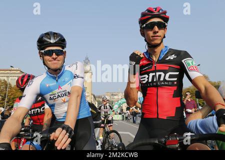 Belgischer Ben Hermans von der Israel Cycling Academy und belgische Dylan Teuns vom BMC Racing Team, die zu Beginn des 112. stattfindenden eintägigen Radrennen „Tour of Lombardia“, 241 km von Bergamo nach Como, Italien, gezeigt wurden. BELGA FOTO YUZURU SUNADA FRANCE RAUS Stockfoto