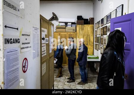 Illustration picture shows people queuing at a polling station in Aarschot, Sunday 14 October 2018. Belgium votes in municipal, district and provincial elections. BELGA PHOTO JASPER JACOBS Stock Photo