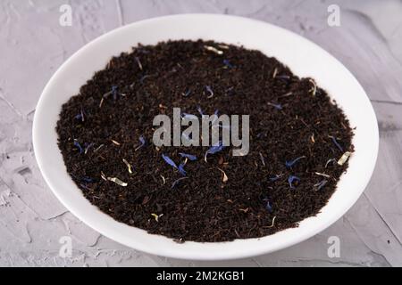 Foto von schwarzem Earl Grey Tee auf weißem Teller Stockfoto