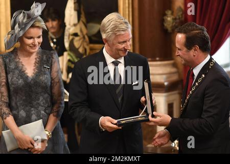 König Philippe - Filip von Belgien, Königin Mathilde von Belgien und Bürgermeister von Lissabon Fernando Medina, die während einer Zeremonie in der Camara municipal de Lisboa (Lissabonner Rathaus) am ersten Tag eines dreitägigen Staatsbesuchs der belgischen Königsfamilie in Portugal, in Lissabon, Montag, den 22. Oktober 2018, fotografiert wurden. BELGA FOTO DIRK WAEM Stockfoto