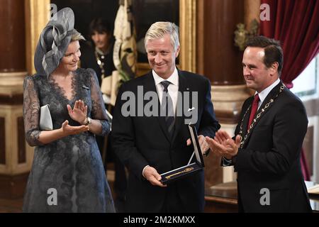 König Philippe - Filip von Belgien, Königin Mathilde von Belgien und Bürgermeister von Lissabon Fernando Medina, die während einer Zeremonie in der Camara municipal de Lisboa (Lissabonner Rathaus) am ersten Tag eines dreitägigen Staatsbesuchs der belgischen Königsfamilie in Portugal, in Lissabon, Montag, den 22. Oktober 2018, fotografiert wurden. BELGA FOTO DIRK WAEM Stockfoto