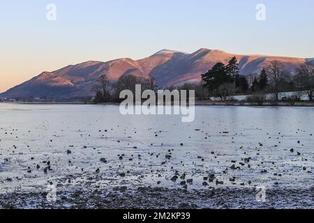 Ein sonnenbeleuchteter Skiddaw im Hintergrund Ein gefrorenes Derwent-Wasser im Lake District in Derwent Water, Keswick, Großbritannien. 14.. Dezember 2022. (Foto von Mark Cosgrove/News Images) in Keswick, Großbritannien, am 12/14/2022. (Foto: Mark Cosgrove/News Images/Sipa USA) Guthaben: SIPA USA/Alamy Live News Stockfoto