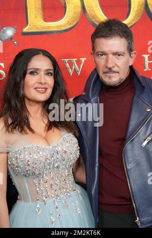 13. Dezember 2022, New York, USA: Salma Hayek Pinault und Antonio Banderas nehmen an der Premiere von „Puss in Boots: The Last Wish“ im Jazz im Lincoln Center Teil (Bild: © Lev Radin/Pacific Press via ZUMA Press Wire) Stockfoto