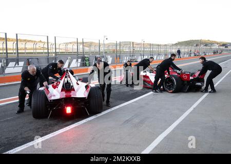 Valencia, Spanien. 14.. Dezember 2022. 12/14/2022 - Mechaniker schieben die Autos von Norman NATO, Nissan Formula E Team, Nissan e-4ORCE 04 und Sacha Fenestraz, Nissan Formel E Team, Nissan e-4ORCE 04, während der Formel E Valencia Tests in Valencia, Spanien, in die Garage. (Foto: Simon Galloway/Motorsport Images/Sipa USA) Guthaben: SIPA USA/Alamy Live News Stockfoto