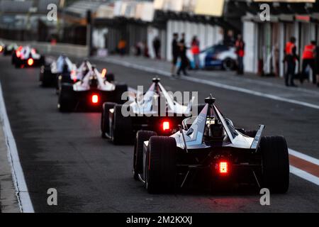 Valencia, Spanien. 14.. Dezember 2022. 12/14/2022 – Sergio Sette Camara, NIO 333 FE Team, NIO 333 ER9, lässt während des Formel-E-Tests in Valencia, Spanien, die Gruben hinter einer Reihe von Autos zurück. (Foto: Simon Galloway/Motorsport Images/Sipa USA) Guthaben: SIPA USA/Alamy Live News Stockfoto
