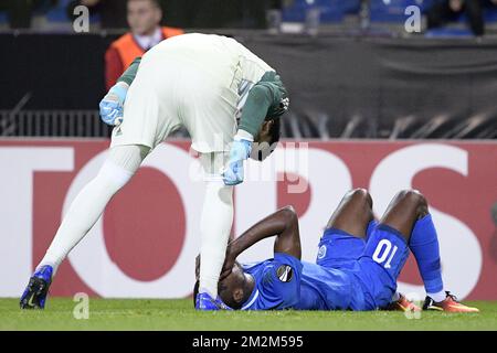 Besiktas Torhüterin Tolga Zengin und Genks Aly Mbwana Samatta, die während eines Spiels zwischen der belgischen Fußballmannschaft KRC Genk und dem türkischen Verein Besiktas in Genk am Donnerstag, den 08. November 2018, am vierten Tag der UEFA Europa League-Gruppenstufe in Gruppe I. BELGA FOTO YORICK JANSENS Stockfoto