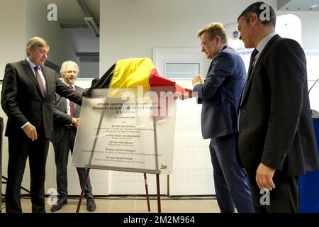 Brasschaat Mayor Jan Jambon, Hans D'Hondt, chairman of the board of directors of Public Finance Services and Finance Minister Johan Van Overtveldt pictured during a visit to the new laboratory of the Customs and Excise authorities in Vilvoorde, Tuesday 13 November 2018. BELGA PHOTO DIRK WAEM Stock Photo