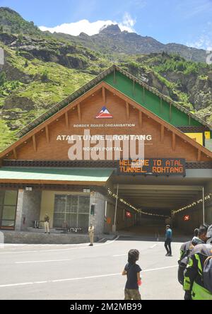 Rohtang, Manali, Himachal Pradesh, Indien - Juli 25 2022: Atal-Tunnel (Rohtang-Tunnel) auf der Autobahn Leh-Manali. Der weltweit höchste Highway-Einröhrentunnel mit einer Höhe von über 10.000 Metern. Stockfoto