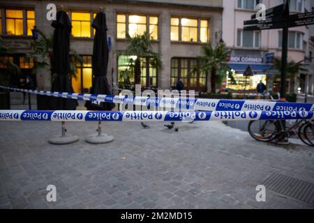 Polizeiband auf dem Polizeirevier am Kolenmarkt - Rue du Charbon, in der Nähe des Grand Place - Grote Markt in Brüssel, nachdem ein Mann die Polizeibeamten mit einem Messer angegriffen hatte, Anfang Dienstag, den 20. November 2018. BELGA FOTO HATIM KAGHAT Stockfoto