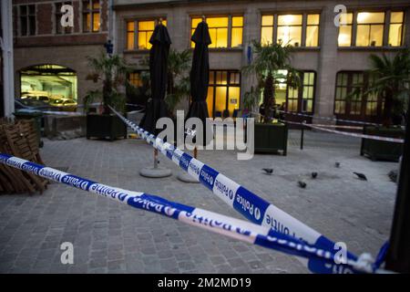 Polizeiband auf dem Polizeirevier am Kolenmarkt - Rue du Charbon, in der Nähe des Grand Place - Grote Markt in Brüssel, nachdem ein Mann die Polizeibeamten mit einem Messer angegriffen hatte, Anfang Dienstag, den 20. November 2018. BELGA FOTO HATIM KAGHAT Stockfoto