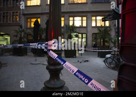 Polizeiband auf dem Polizeirevier am Kolenmarkt - Rue du Charbon, in der Nähe des Grand Place - Grote Markt in Brüssel, nachdem ein Mann die Polizeibeamten mit einem Messer angegriffen hatte, Anfang Dienstag, den 20. November 2018. BELGA FOTO HATIM KAGHAT Stockfoto